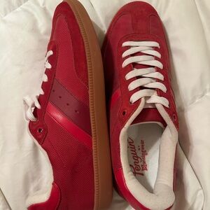 Men’s Penguin sneakers .. dress up or down in these